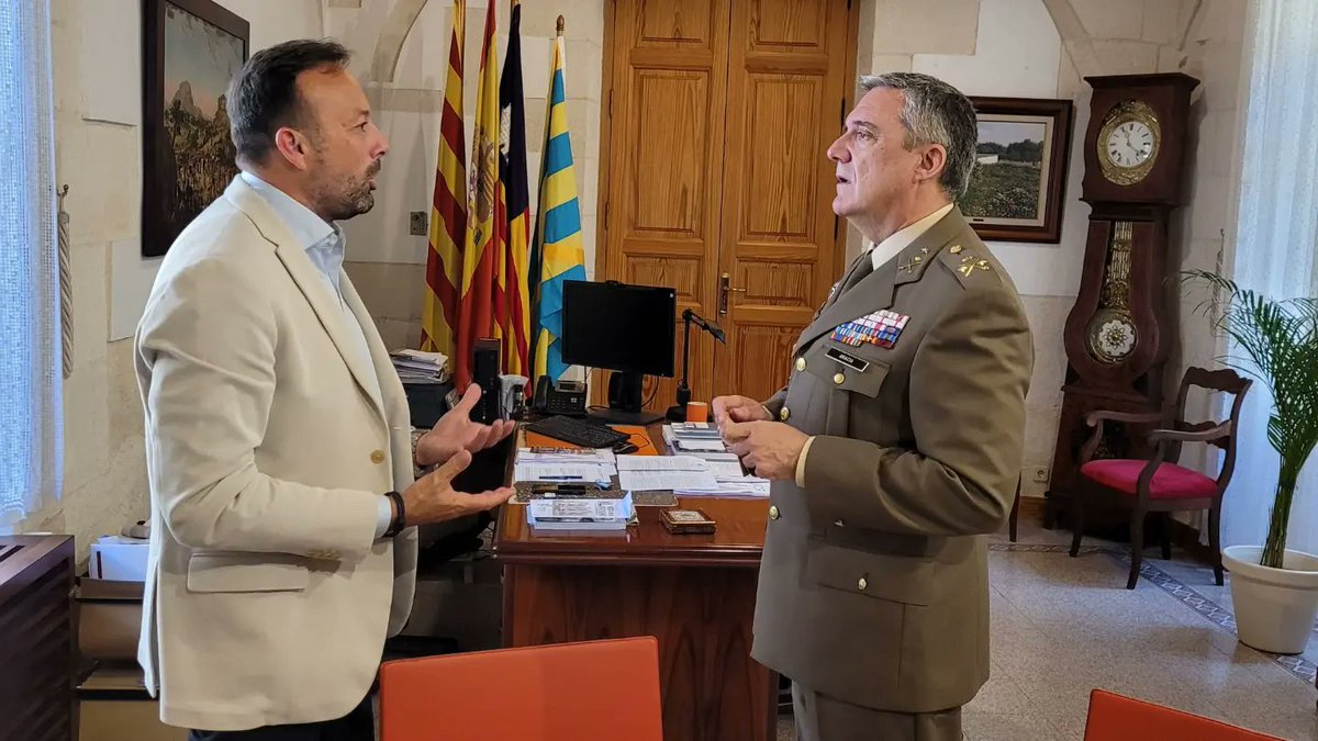 JLBenejam's tweet photo. Un honor recibir a D. Fernando Luis Gracia, comandante general de Baleares, @COMGEBAL_ET, en el @AjAlaior, para ultimar detalles sobre la Jura de Bandera Civil, con parada y desfile militar, a celebrar el 28 de mayo, en #Alaior. Inscríbete. Infórmate en https://t.co/O44EXy8ljX. https://t.co/CIo4yzJsaJ