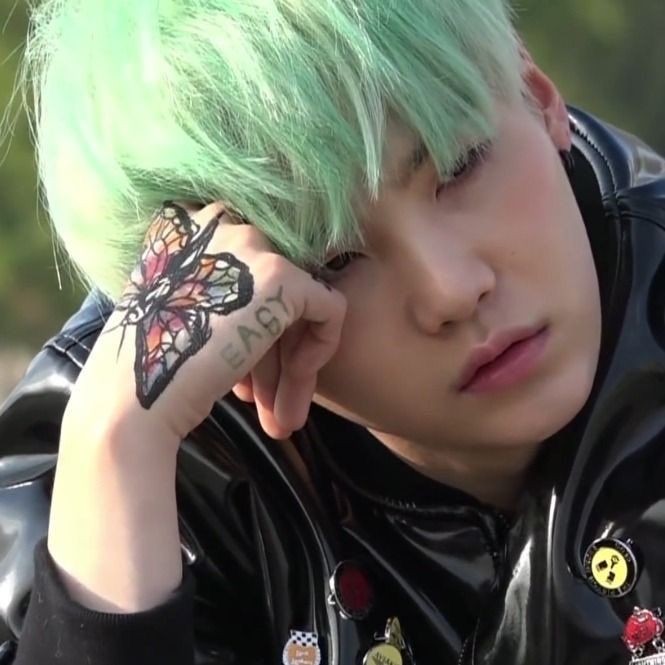btspathbr's tweet photo. O NAMJOON DISSE QUE NO PRÓXIMO ALBUM O YOONGI IA VOLTAR COM O MINT HAIR MANO E SE https://t.co/6SL64eZJxJ