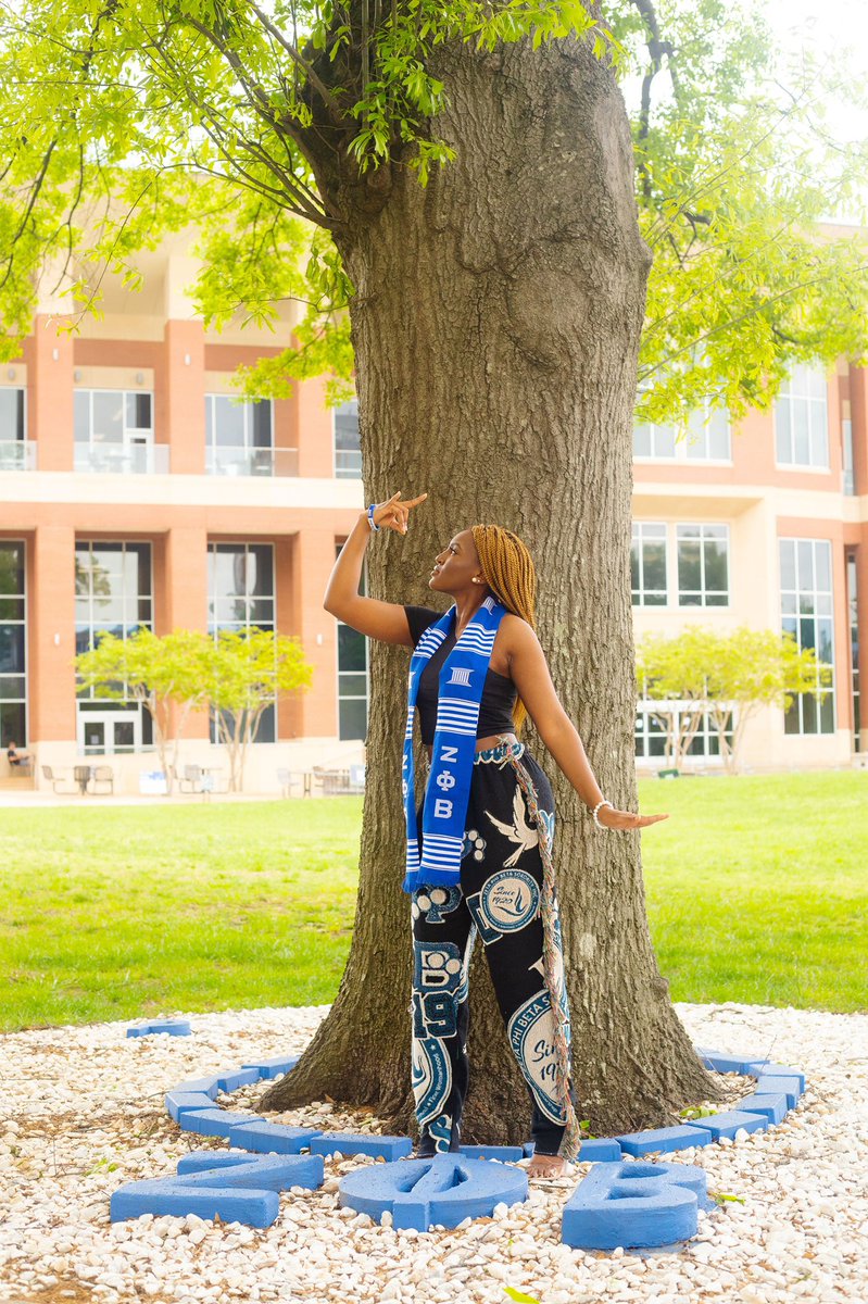 lejadelilah's tweet photo. What better than a graduate?.. 
      A finer graduate🕊💙 https://t.co/zdNd845HSy