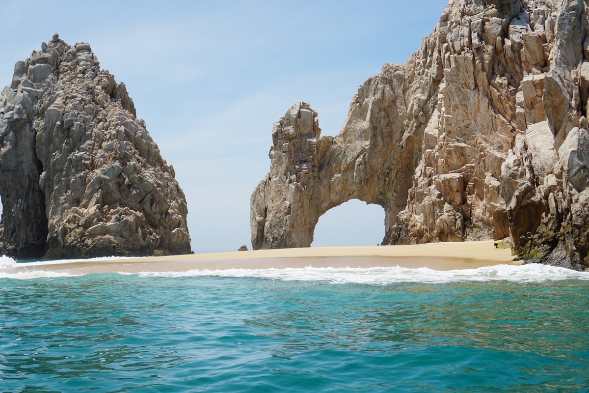 TravelersJoy's tweet photo. Heading to Los Cabos for your #honeymoon? These are the 10 most romantic things to do on your getaway --> https://t.co/iWCW1fEX5Z #cabohoneymoon #skiptheblender https://t.co/V66H7vkPOj