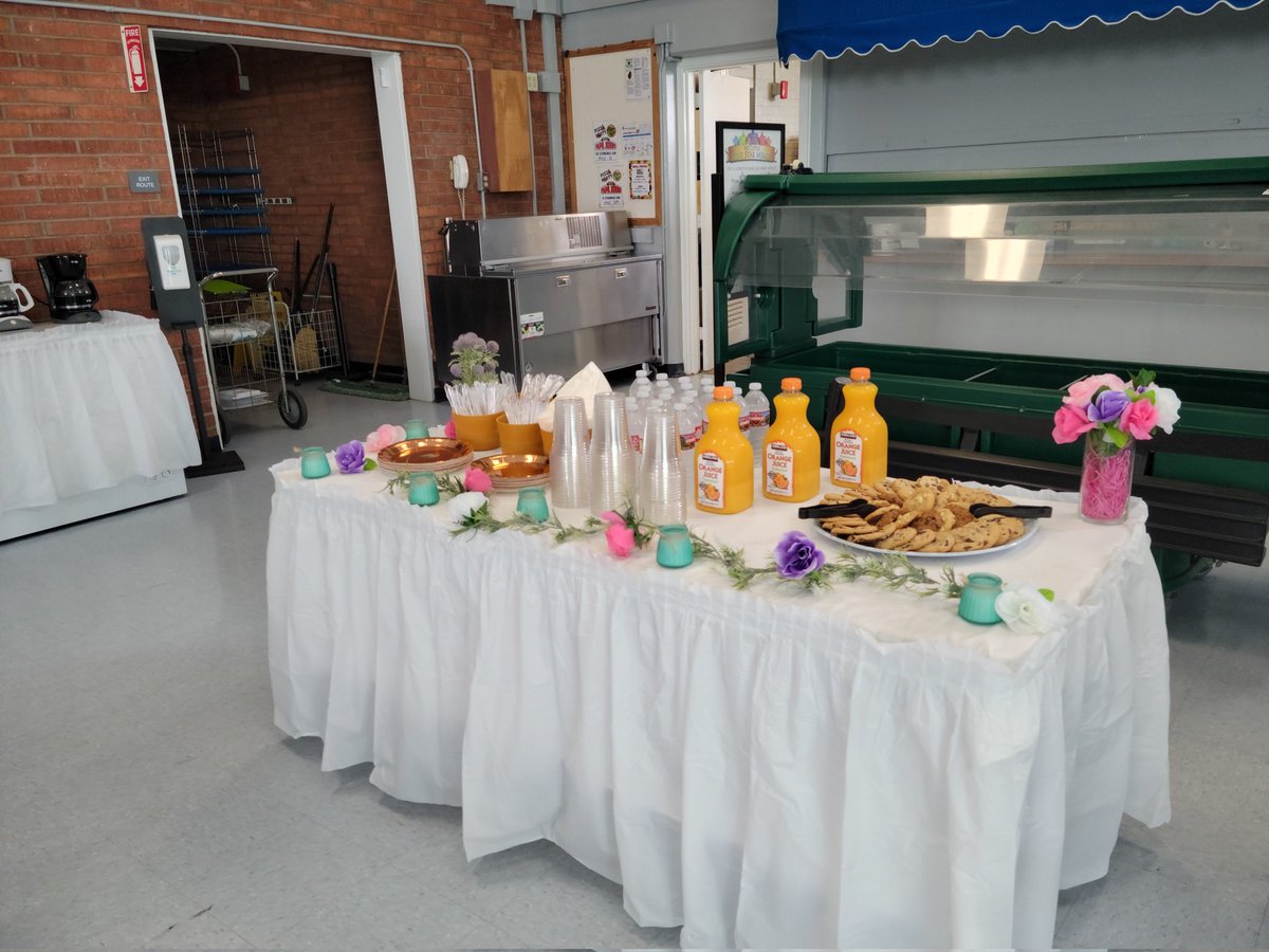 Celebrating School Lunch Hero Day at Emory Elementary with our great SBUSD Child Nutrition staff! @ChildSbusd <a href="/Supt_SBUSD/">Jose A. Espinoza</a>