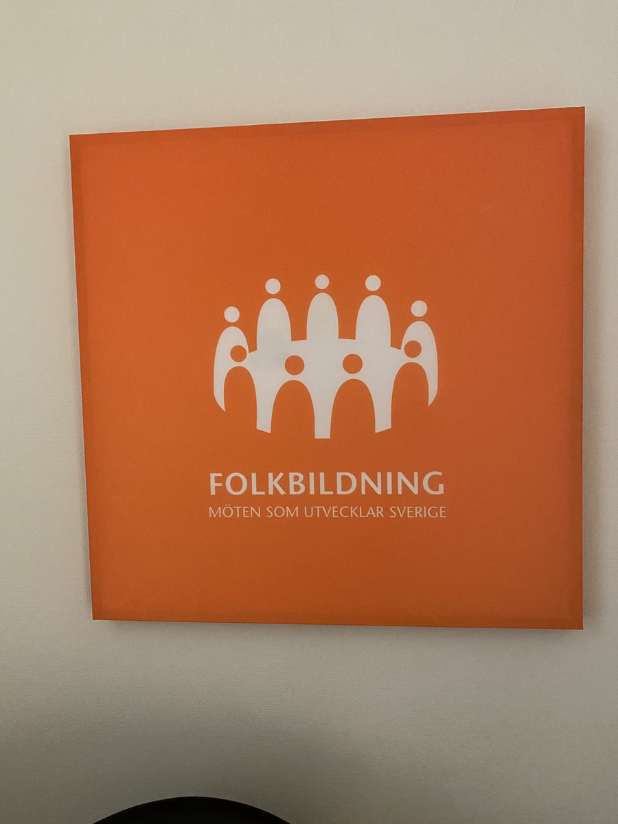 citizensforum's tweet photo. Ruotsissa opintokeskusten demokratiatehtäviä arvostetaan. Kulturens opintokeskus edistää demokratiaa kulttuurin keinoin, kuten Kansalaisfoorumi Suomessa. Yhteistyössä on voimaa. #ErasmusPlus #devako #demokratiapeda #vapaasivistystyö #jobshadowing @Kulturens @ViMastePrata https://t.co/A82kMcVxwt