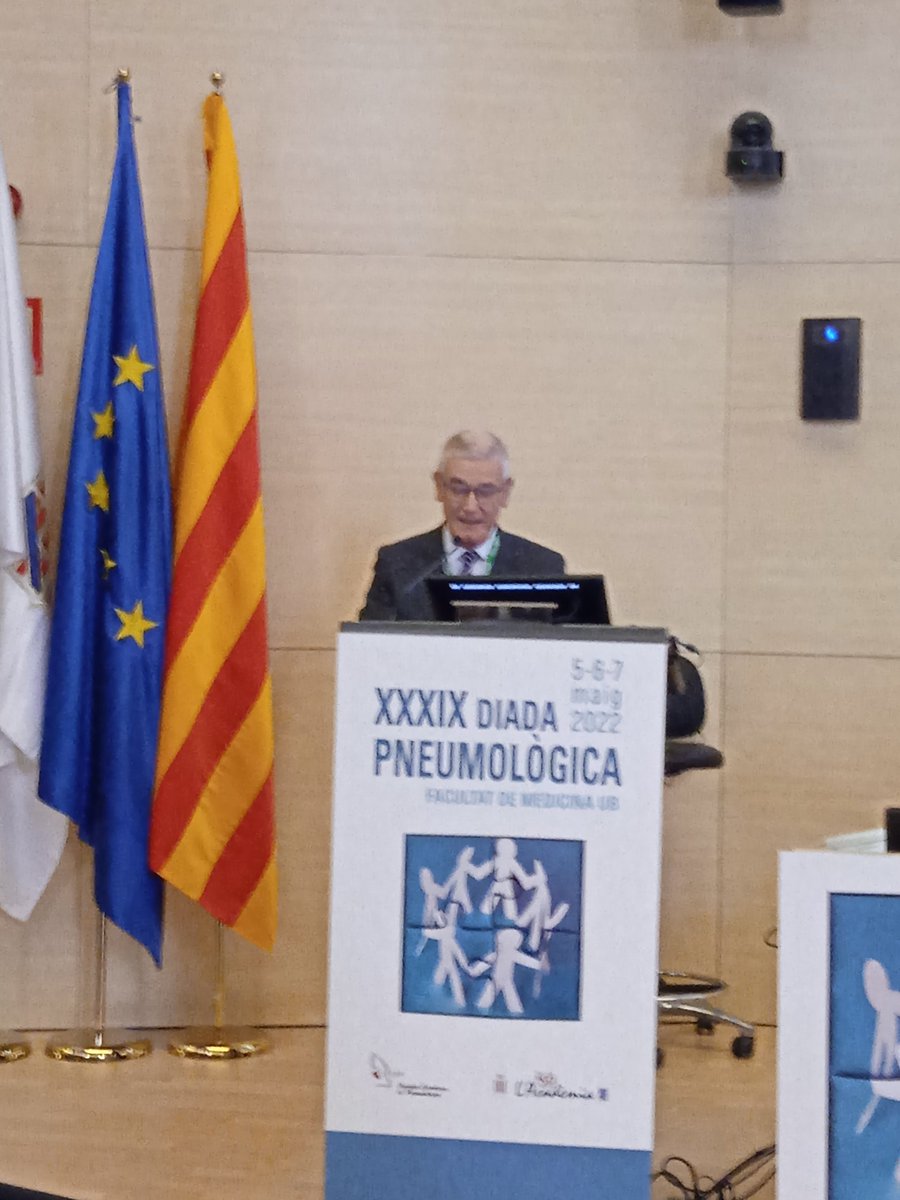 anaramireznurse's tweet photo. Conferència de @J_AlbertBarbera en la #DiadaPneumologica 25 anys d #hipertensiopulmonar en @hospitalclinic 
Molta investigació, docència, canvis en l'assistència, nous tractaments i nous professionals.
Seguim i seguirem!
@isabelclinic 
@Clara_Martin_O https://t.co/T845ncCitV