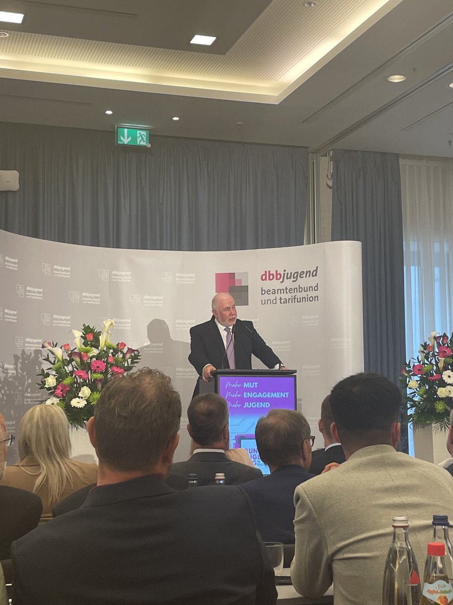 „Der öffentliche Dienst mit seinen Arbeitsbedingungen macht vielen jungen Menschen keinen Mut. 147 Anträge an den Bundesjugendtag sprechen für nicht ausreichende Bemühungen der Politik, attraktive Perspektiven zu bieten.“ -Ulrich Silberbach #dbb #dbbj #BJT