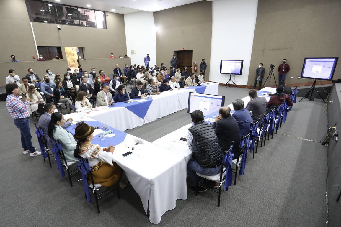 DianaAtamaint's tweet photo. AHORA | Desarrollamos una reunión de trabajo con los representantes de las organizaciones políticas para socializar el “Simulador para el Cumplimiento del porcentaje de mujeres y jóvenes en las listas de candidatos/as” para las #Elecciones2023Ec. https://t.co/6bsUP44HW4