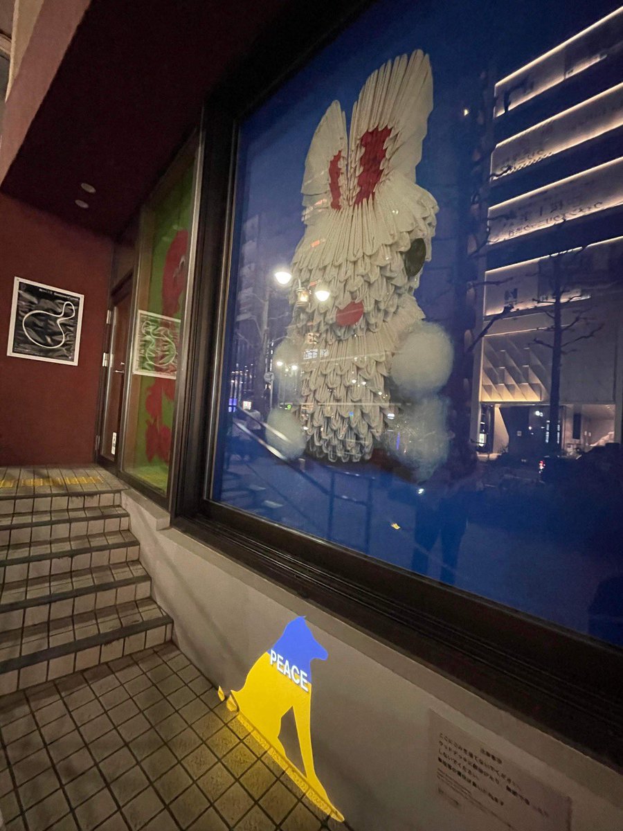 BOWKSY_PEACE's tweet photo. We are all friends, even if we have different skin colors🐕🇺🇦🌎

肌の色は違っても、みんなお友達だワン🐕🇺🇦🌎

#shibuya
#art
#prayforukraine 
#worldpeace
#stopwar
#bowksy
#banksy 
#nft
#NoFightingTime
#渋谷
#アート
#ワンクシー
#ゴールデンウィーク https://t.co/MbuG6wmn3c
