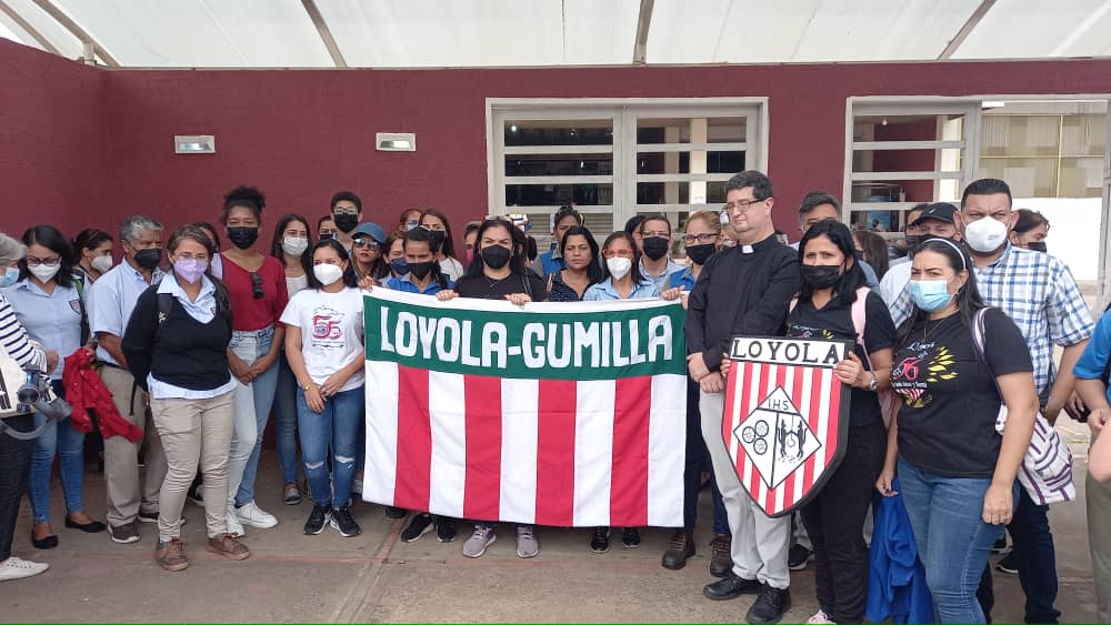 #ReportePRIMICIA | #6May Personal docente del Colegio Loyola presente en el Palacio de Justicia de Puerto Ordaz, ante la citación de la directora Sara de Freites por el caso de acoso escolar, en el que fue imputado un menor de edad por lesiones personales.