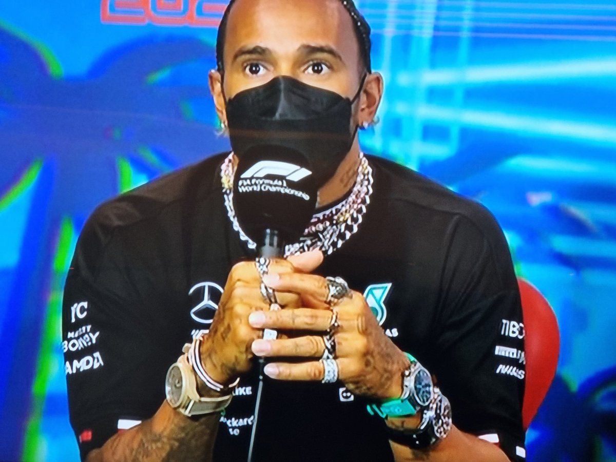 Pierwszy zegarek pokazuje minuty,
Drugi zegarek sekundy,
Trzeci zegarek tysięczne straty do Verstappena i Leclerca. Pozdro Lewis, nie zmieniaj się nigdy.
#ElevenF1 #MiamiGP