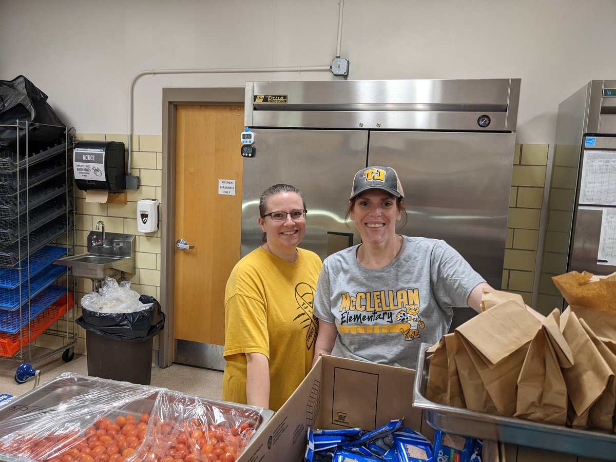 McclellanPta's tweet photo. These cafeteria ladies and lunch aides (and anyone missing) work tirelessly to feed and help your children everyday during lunch. They clean up the messes and make sure those bellies are full! THANK YOU! @McClellan_WJHSD @wjhsd https://t.co/yoxFD32alR