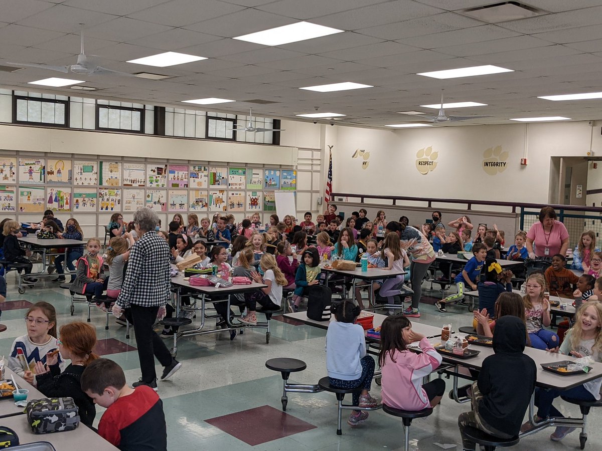 McclellanPta's tweet photo. These cafeteria ladies and lunch aides (and anyone missing) work tirelessly to feed and help your children everyday during lunch. They clean up the messes and make sure those bellies are full! THANK YOU! @McClellan_WJHSD @wjhsd https://t.co/yoxFD32alR