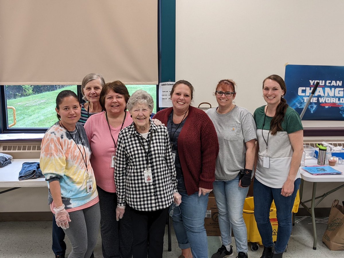 McclellanPta's tweet photo. These cafeteria ladies and lunch aides (and anyone missing) work tirelessly to feed and help your children everyday during lunch. They clean up the messes and make sure those bellies are full! THANK YOU! @McClellan_WJHSD @wjhsd https://t.co/yoxFD32alR