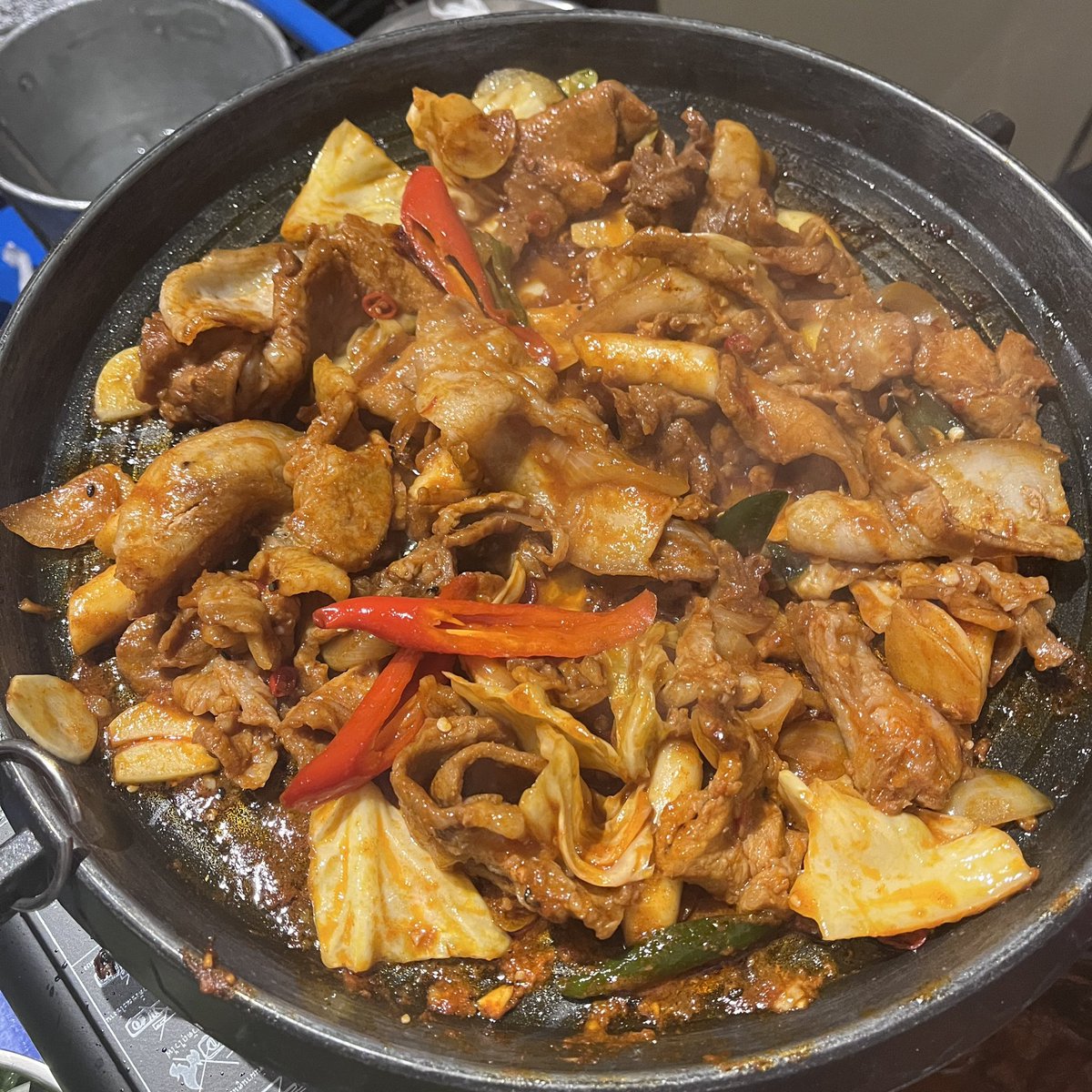 nsnromeo's tweet photo. วันก่อนไปกิน mad omma ร้านโพจังมาจาตรงแถวอารีย์มา ชอบมากกก✨ หมูหมักเขาทำมาอร่อย แล้วกิมจิรสชาติโคตรดี มันไม่หนักเปรี้ยวเกิน ปกติไม่ค่อยชอบกิมจิ แต่ของร้านนี้เอาไปย่างแล้วกินเพลินมาก ชอบ ออมุกก็ดี ซอสอร่อยแหละ โดยรวมประทับใจอยากกลับไปกินใหม่ๆ @aroii https://t.co/mrKxnwRgu5