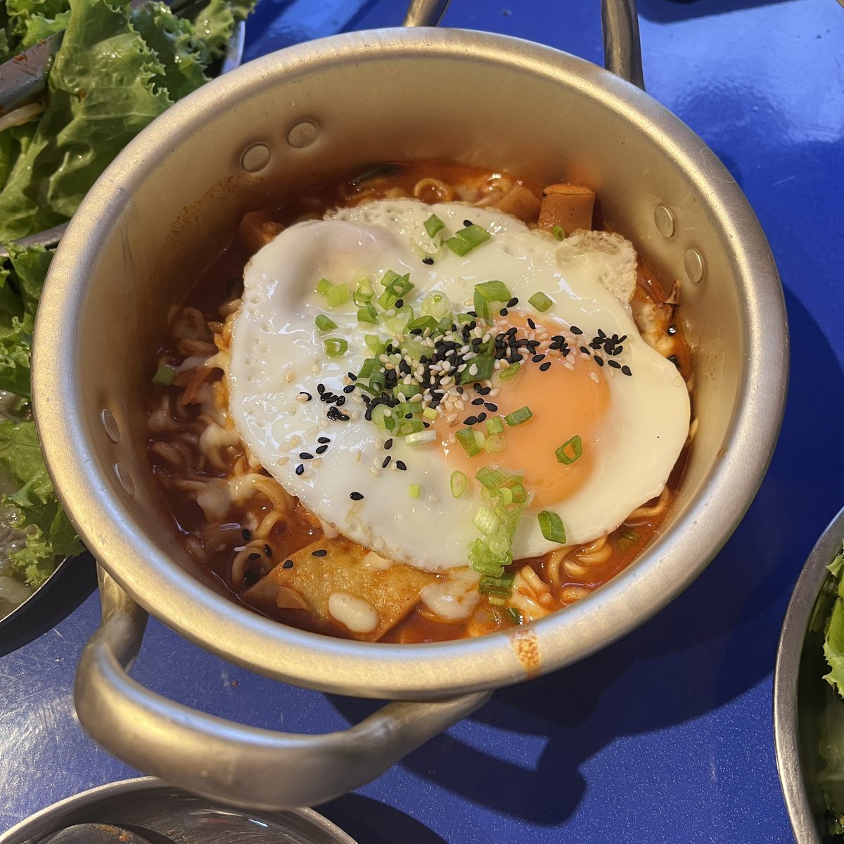 nsnromeo's tweet photo. วันก่อนไปกิน mad omma ร้านโพจังมาจาตรงแถวอารีย์มา ชอบมากกก✨ หมูหมักเขาทำมาอร่อย แล้วกิมจิรสชาติโคตรดี มันไม่หนักเปรี้ยวเกิน ปกติไม่ค่อยชอบกิมจิ แต่ของร้านนี้เอาไปย่างแล้วกินเพลินมาก ชอบ ออมุกก็ดี ซอสอร่อยแหละ โดยรวมประทับใจอยากกลับไปกินใหม่ๆ @aroii https://t.co/mrKxnwRgu5