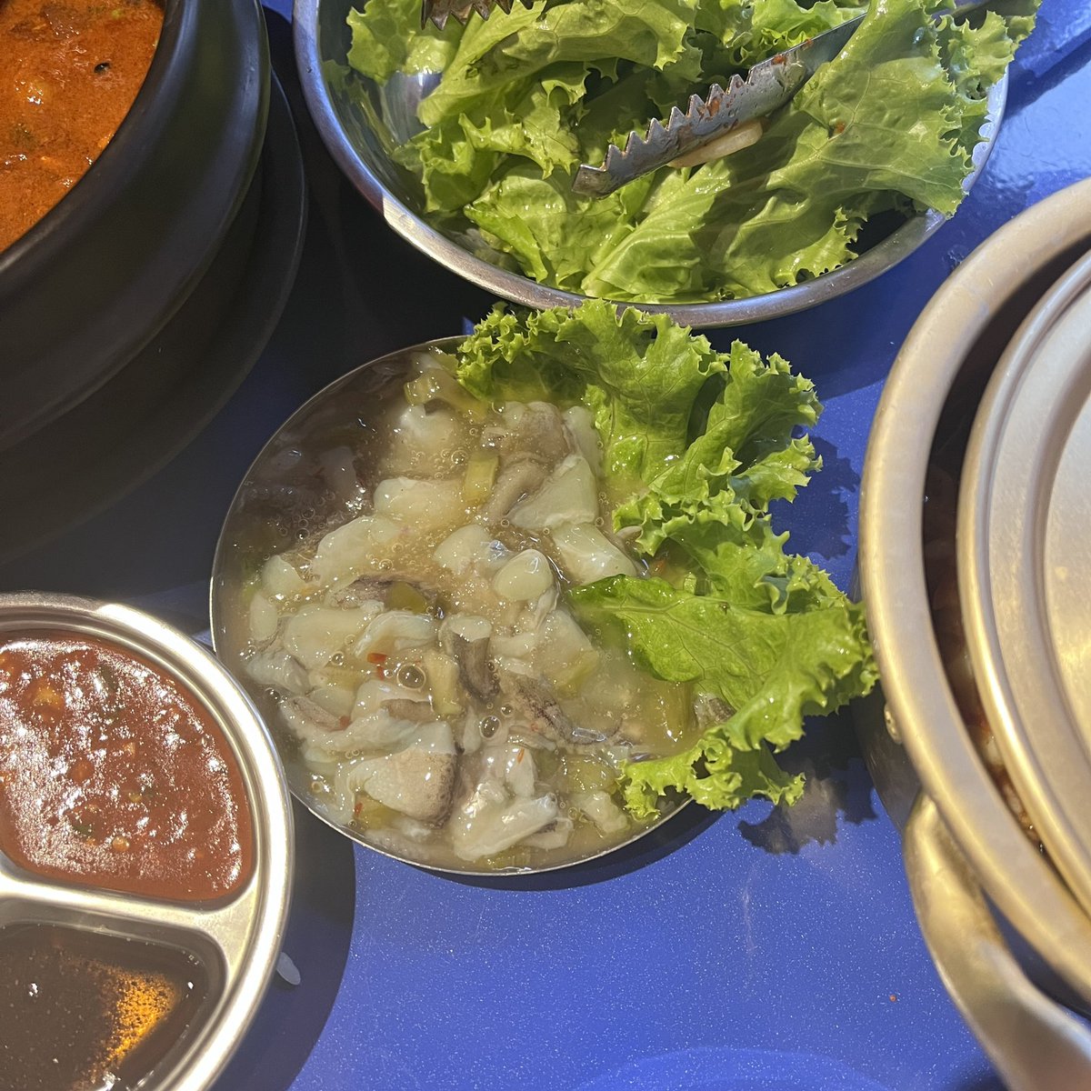 nsnromeo's tweet photo. วันก่อนไปกิน mad omma ร้านโพจังมาจาตรงแถวอารีย์มา ชอบมากกก✨ หมูหมักเขาทำมาอร่อย แล้วกิมจิรสชาติโคตรดี มันไม่หนักเปรี้ยวเกิน ปกติไม่ค่อยชอบกิมจิ แต่ของร้านนี้เอาไปย่างแล้วกินเพลินมาก ชอบ ออมุกก็ดี ซอสอร่อยแหละ โดยรวมประทับใจอยากกลับไปกินใหม่ๆ @aroii https://t.co/mrKxnwRgu5