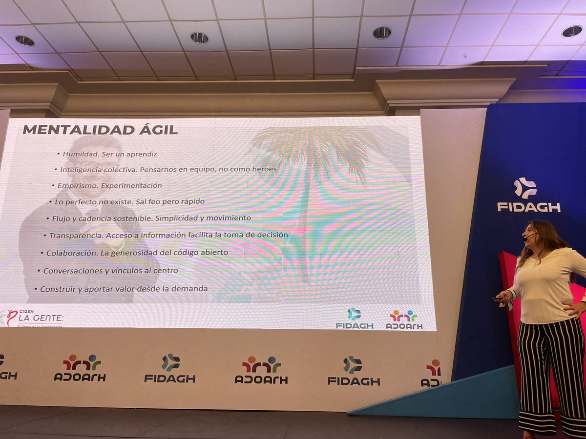 PilarJerico's tweet photo. Cómo entrenar la mentalidad ágil según @arianna_mfico @ADOARH #cigeh2022 @FIDAGHOFICIAL en su maravillosa conferencia https://t.co/BEQs1KXI5x