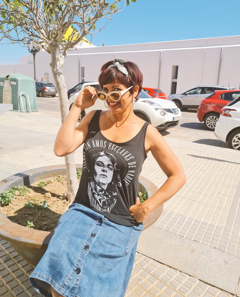 TeresaRodr_'s tweet photo. "Tierra sin amos, esclavas de nadie." Así me siento yo hoy 😉 La eterna #gatacattana en un nuevo camisetón de #MissComadres https://t.co/mnW9txgTHI
