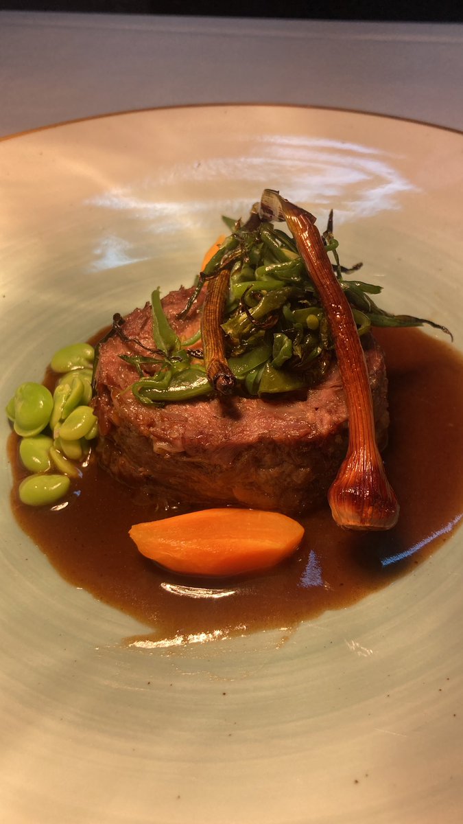 ollesigra's tweet photo. Cua de bou amb foie o barbàrie. Avui hem gaudit-cuinat de veritat. Bravo!!
#cuabou #foie #direcciocuina #finalcurs #serveirestaurant #latorre https://t.co/rlCewCg91M