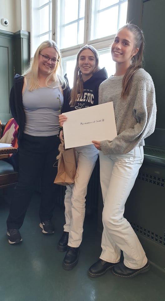 MS-ingarnir Arna Maren, Júlía Marín og Sara Dögg  höfnuðu í dag 2. sæti í verkefnasamkeppninni Ungt umhverfisfréttafólk sem @Landvernd rekur hér á landi.
Verðlaunin fengu þær fyrir vefsíðuna Fatasóun sem þær gerðu í umhverfisfræði.
#msund #ungtumhverfisfréttafólk #umhverfisfræði