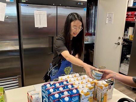Schellman's tweet photo. Our team in Austin, TX is sharing love and service to their community at @HopeFoodPantry as our annual Day of Giving continues. #SchellmanDoG #SchellmanCares https://t.co/0Do2QuriAf
