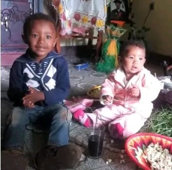 Tsegaye_hb's tweet photo. በምዕራብ ሸዋ ዞን ግንደበረት ወረዳ ካቺስ ዉስጥ የአብይ አህመድ ተላላኪ አረመኔዎች አባታቸዉንና እናታቸዉን አንድ ላይ ገድለዉ አባትም እናትም በአንድ ቀን ያሳጡኣቸዉ እነዚህን ምስኪኖች ነዉ። https://t.co/Lyf4xvFmfn