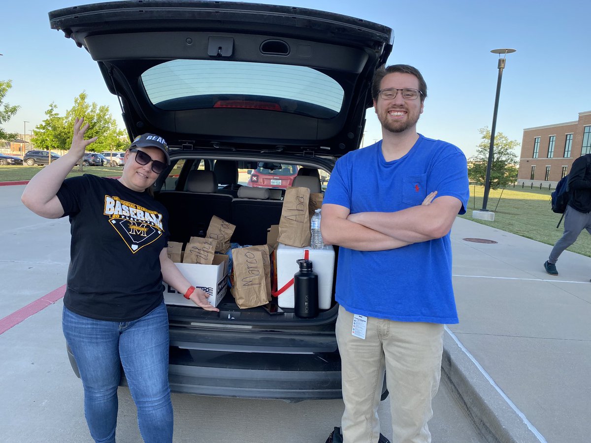 MemorialAcDec's tweet photo. We love our APUSH and AMSTUD students!! Good luck on your exam 🖤💛🖤💛 @2018Memorial https://t.co/PmlM54PTCP