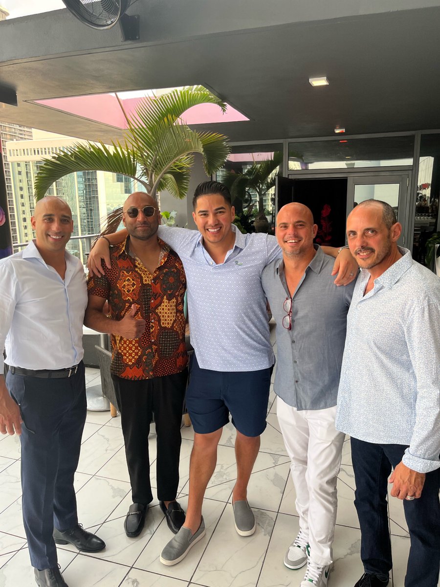 vwcardona's tweet photo. #GettingTansMakingMemories #TropicLikeItsHot #BeachHairDontCare Mr. 305 meets the Mayor of Miami! @Netacea_AI had a great time in the beautiful 80 degree weather with valued channel partners and friends discussing the big Twitter problem – spam bots. #Miami #BrickellNights https://t.co/C7q21UqvBb