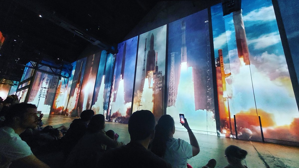 EloScicomm's tweet photo. Expo #DestinationCosmos hier à l'@AtelierLumieres qui commence par des décollages d'Ariane et des images de Kourou, ça m'a rappelé plein de souvenirs de fou avec @ArianeGroup pour le 100ème lancement d'Ariane 5 auquel j'ai eu la chance d'assister #VA243
🚀🤩❤ https://t.co/mqUcbWiML4