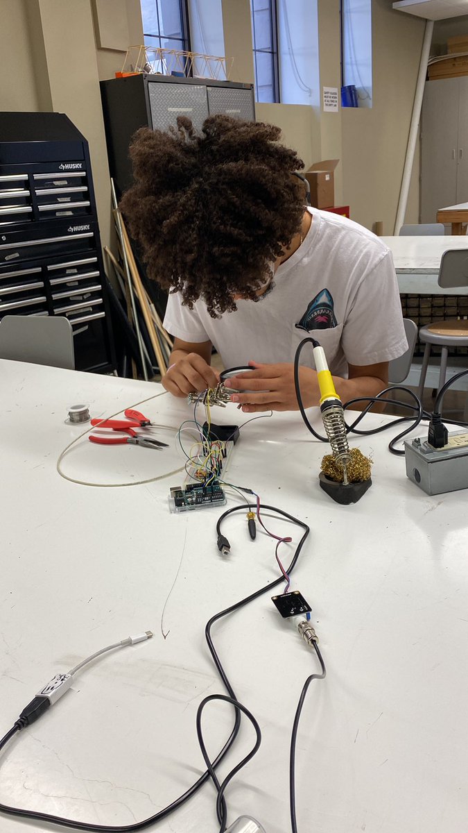 Alex_Ha_METTech's tweet photo. Soldering our sensors together so we don’t have to use a bread board to power everything. #PeoriaMETTech #PeoriaMET https://t.co/tneQekzDPk