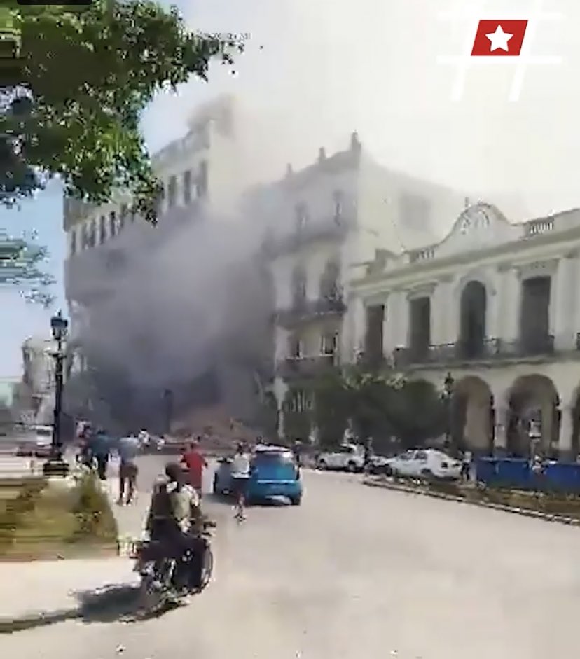 RosaMariaPaya's tweet photo. Triste, muy triste día para nuestro país. 

Acaba de colapsar sobre huéspedes y empleados el edificio del hotel #Saratoga frente al Capitolio de #LaHabana.

#Cuba se derriba sobre sus hijos, basta de miseria, basta de dictadura!
#LIBERTADYVIDA 
#SOSCUBA https://t.co/rdKllwg4Am