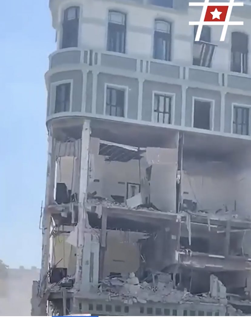 RosaMariaPaya's tweet photo. Triste, muy triste día para nuestro país. 

Acaba de colapsar sobre huéspedes y empleados el edificio del hotel #Saratoga frente al Capitolio de #LaHabana.

#Cuba se derriba sobre sus hijos, basta de miseria, basta de dictadura!
#LIBERTADYVIDA 
#SOSCUBA https://t.co/rdKllwg4Am