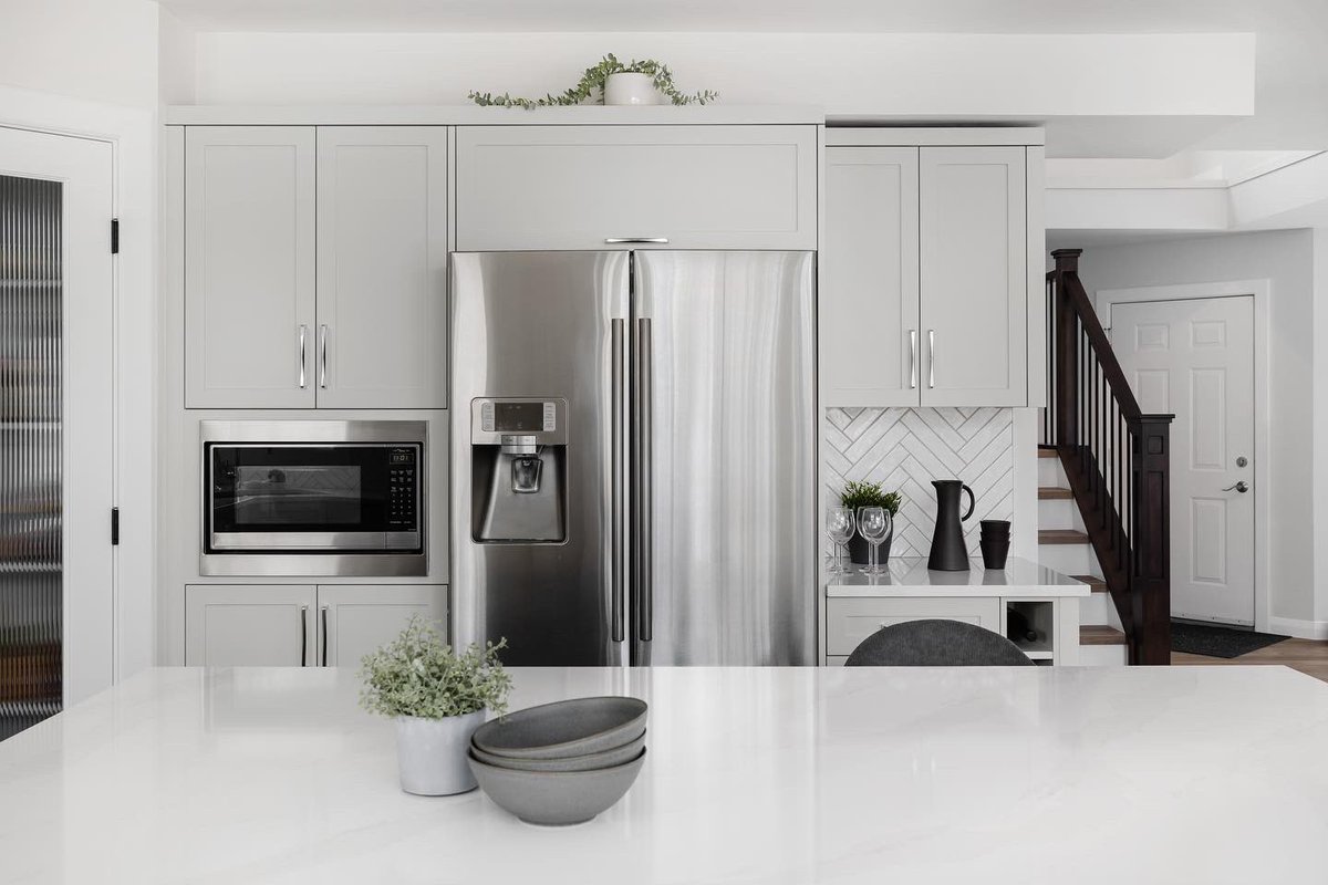 CatalystBuilds's tweet photo. Lovely after shot of the appliance wall at our Springbank Hill renovation. You can see a peek of the new stairs from this angle. 👉🏼
.
design: Cedars Interior Design
build: @CatalystBuilds 
📸: Michelle Johnson 
.
#renovation #yyc #remodeling #construction #homeimprovement https://t.co/AJ3y9ThNod