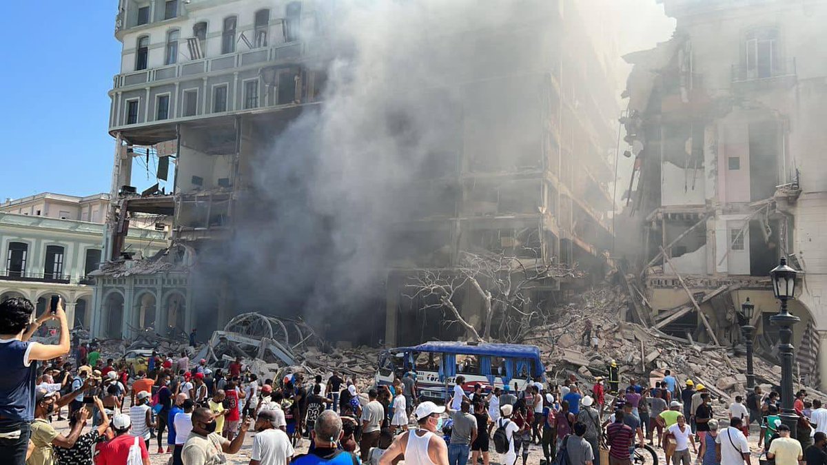 agusantonetti's tweet photo. Urgente ahora en La Habana. Acaba de derrumbarse el Hotel Saratoga, uno de los más famosos del país. Se desconoce la cantidad de víctimas, terrible. https://t.co/NM8gJdPQLv