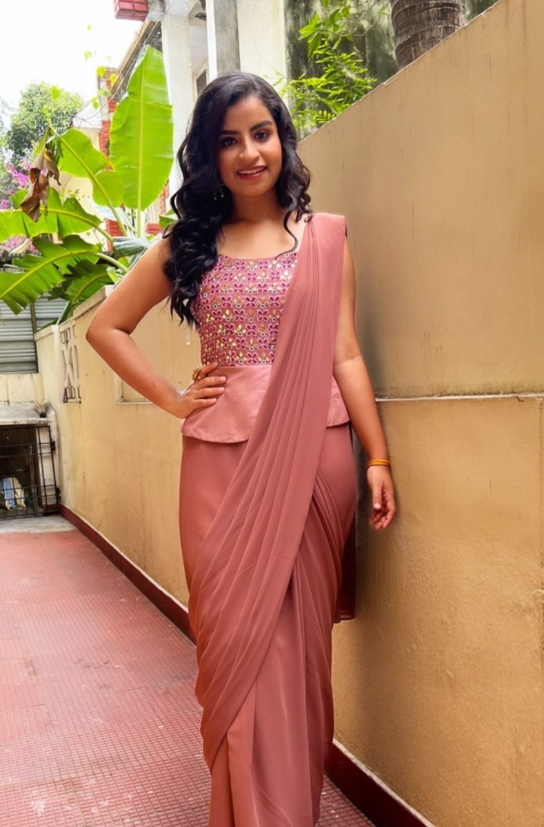 PoojaMN12's tweet photo. Ain't she a pro ! ♥️
So gorgeous 🌸
#Sivaangi @sivaangi_k https://t.co/H9DxHwV6iK