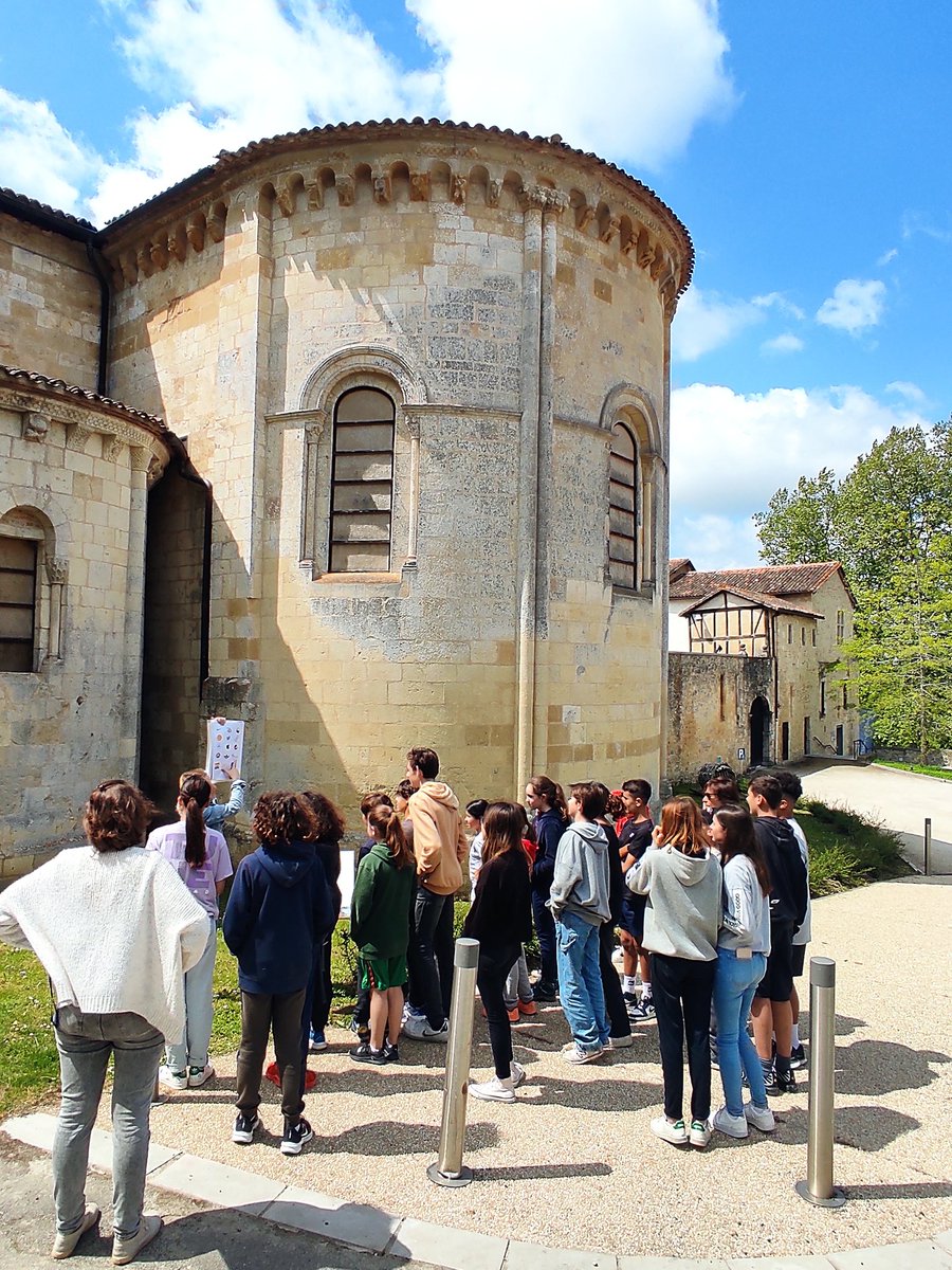 CTarnos's tweet photo. Les élèves de 5ème à la découverte du patrimoine local : visite des abbayes de Sorde et Arthous, sur les traces des pèlerins de Compostelle et des bâtisseurs du Moyen Âge... @LesLandes40 https://t.co/nKuwL8PoXS