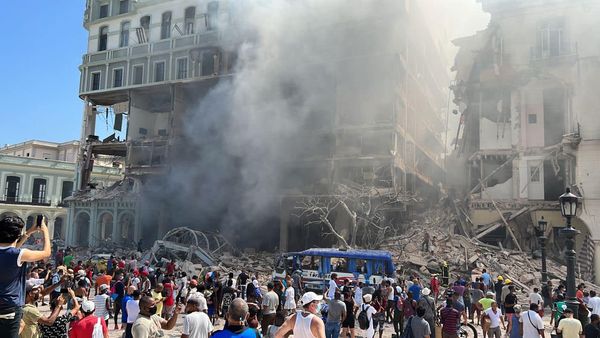 TravelPoppy's tweet photo. Explosion damages the Hotel Saratoga and adjacent buildings in Havana this morning. The cause, injuries and any potential fatalities have not been published as of yet. 

Also of serious concern is the elementary school across the street. 

#cuba #hotelsaratoga #havana https://t.co/OASdNQ0iqc