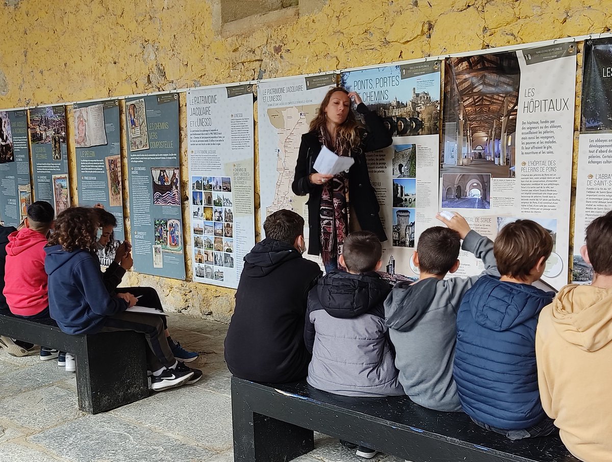 CTarnos's tweet photo. Les élèves de 5ème à la découverte du patrimoine local : visite des abbayes de Sorde et Arthous, sur les traces des pèlerins de Compostelle et des bâtisseurs du Moyen Âge... @LesLandes40 https://t.co/nKuwL8PoXS