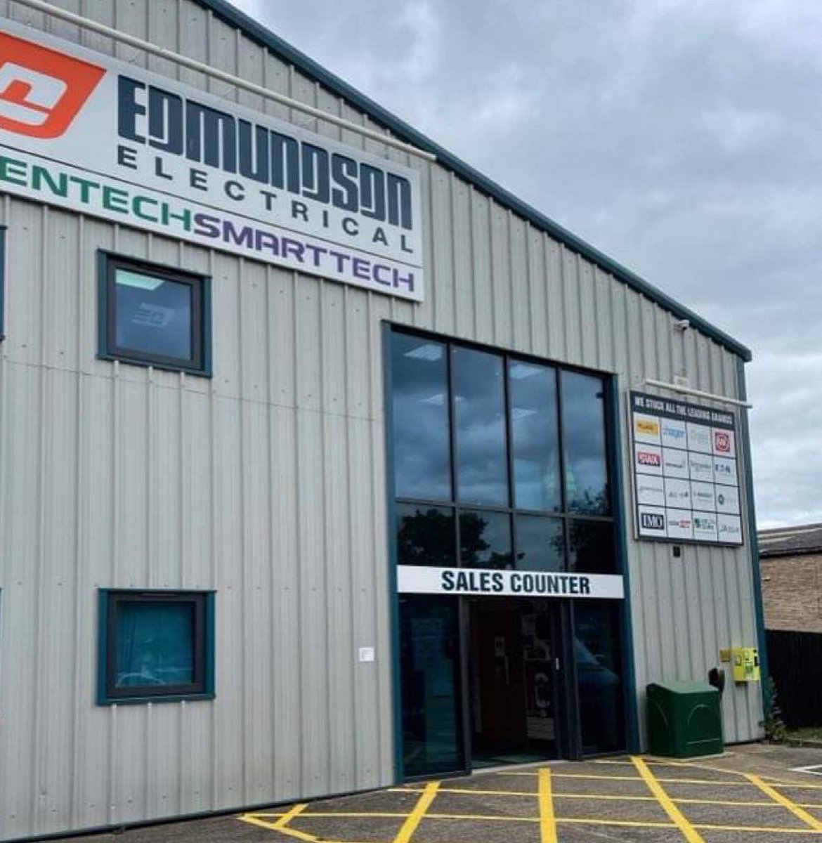 m155moneypenny's tweet photo. The next AED, purchased through #OurJay fundraising, has been installed at Edmundsons Electrical,Rugby. Thank you to Top Marks Electrical, Rugby,for installing free of charge. Thank you to SADS charity for your support. Cardiac arrest can happen to anyone, anywhere, anytime #AED https://t.co/4xcsE9OwRf