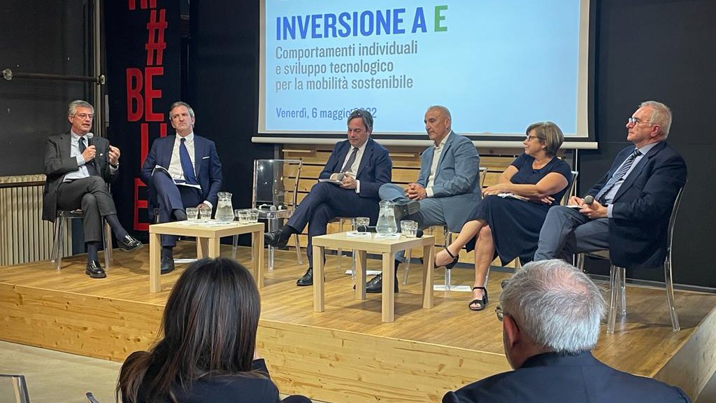cominandpa's tweet image. “In questa fase storica andiamo incontro alla nascita di nuovi modelli di sviluppo economico. Dovremo essere attenti affinché l’energia green sia assolutamente centrale nei nuovi paradigmi di crescita” - Vito Grassi, Presidente #SmartPowerSystem