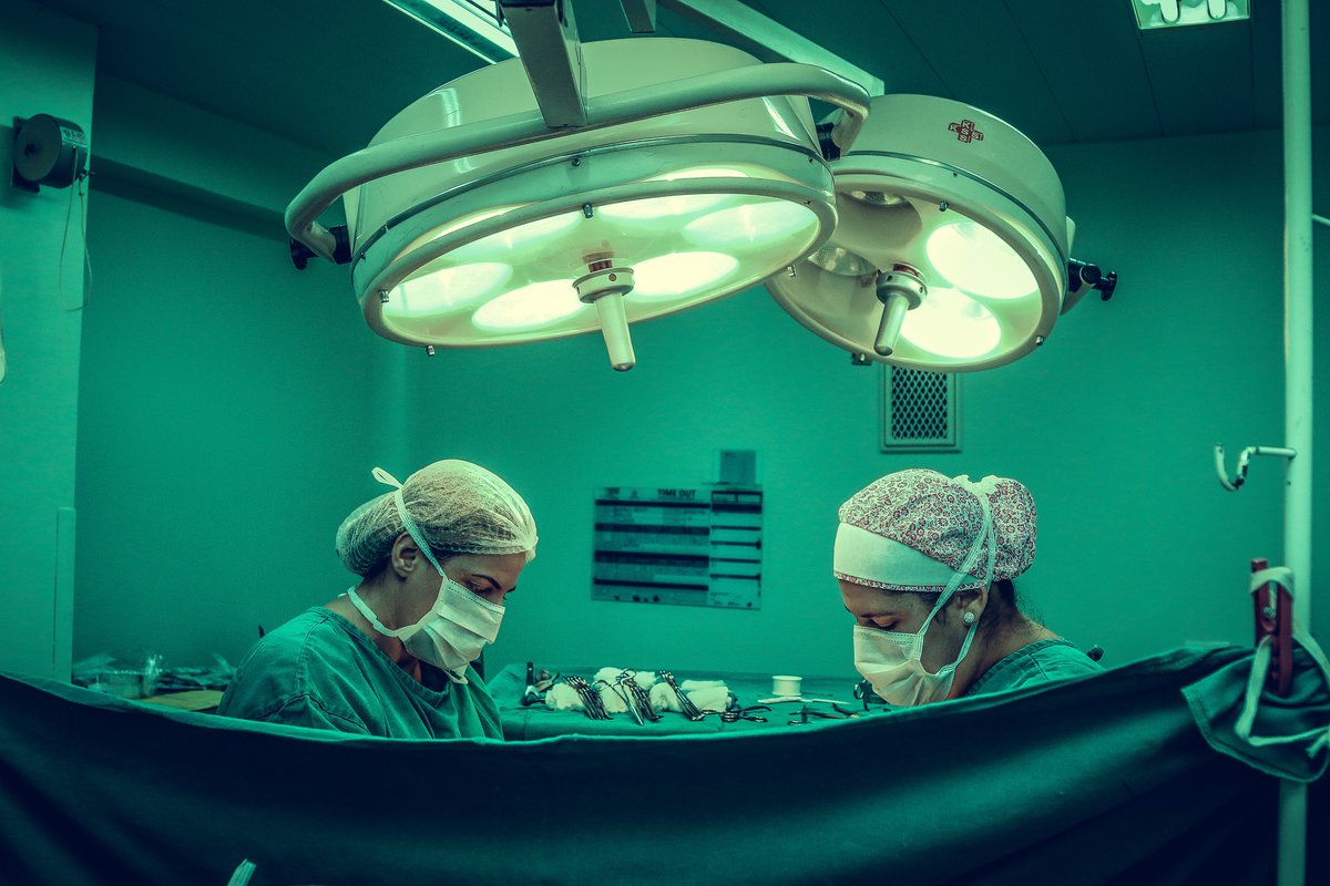 Picture of medical professionals in an operating room.