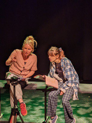 HampsterKate's tweet photo. What a treat is was to read the beautiful words of @KesLMarsh @HullTruck last night. Directed by the brilliant @JosieDavies2 &amp; alongside the formidable @LouWilloughby &amp; @longlivetwinks 🌱🦆💚Thanks to all who came along☺️@PriestleyTalent 🙏🏻#NewWriting #GrowFestival #firsttimeout https://t.co/54gFMvv85T