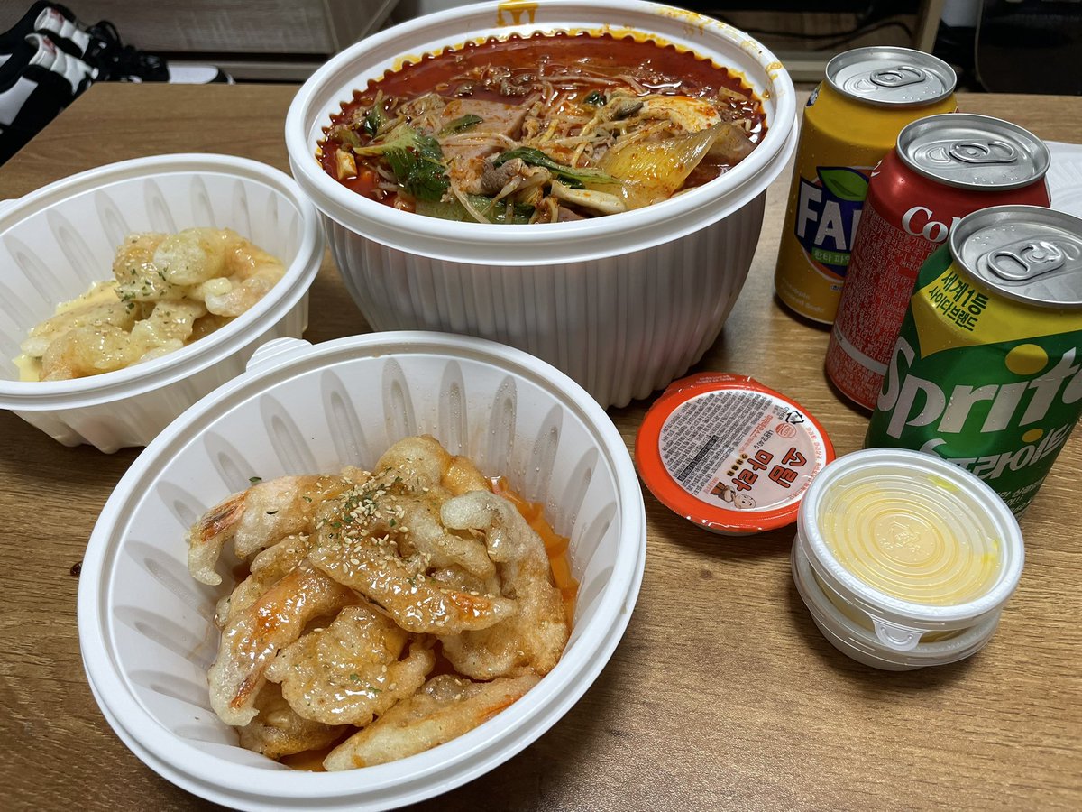 leeleee970's tweet photo. 혼자먹는데 너무 많이 시킨거 같기도 하고.. https://t.co/eJ56KtUnmO