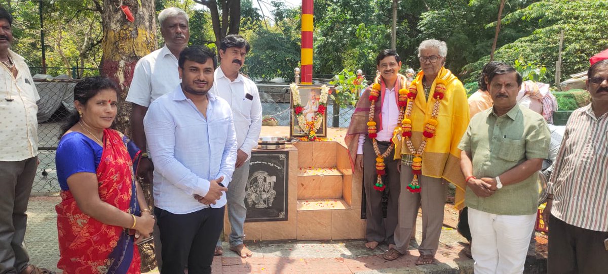 JagdishRChandra's tweet photo. ಪ್ರತಿ ಶುಕ್ರವಾರದಂತೆ @adamya_chetana ಸಂಸ್ಥೆಯ ಸಹಕಾರದೊಂದಿಗೆ ಟೀಂ ಜಿಹೆಚ್ಆರ್ ವತಿಯಿಂದ ರಾಜರಾಜೇಶ್ವರಿ ನಗರದ ಬಿಇಎಂಎಲ್ ಕಾಂಪ್ಲೆಕ್ಸ್ ಆಟೋ ಸ್ಟ್ಯಾಂಡ್ನಲ್ಲಿ ಇಂದು ಜಗಜ್ಯೋತಿ ಶ್ರೀ ಬಸವೇಶ್ವರರ ಜಯಂತಿ ಹಿನ್ನೆಲೆಯಲ್ಲಿ ಅನ್ನದಾಸೋಹದ ಮೂಲಕ ಗೌರವ ಸಮರ್ಪಿಸಲಾಯಿತು.
#AnnaDasoha https://t.co/SIKj8Qihpf