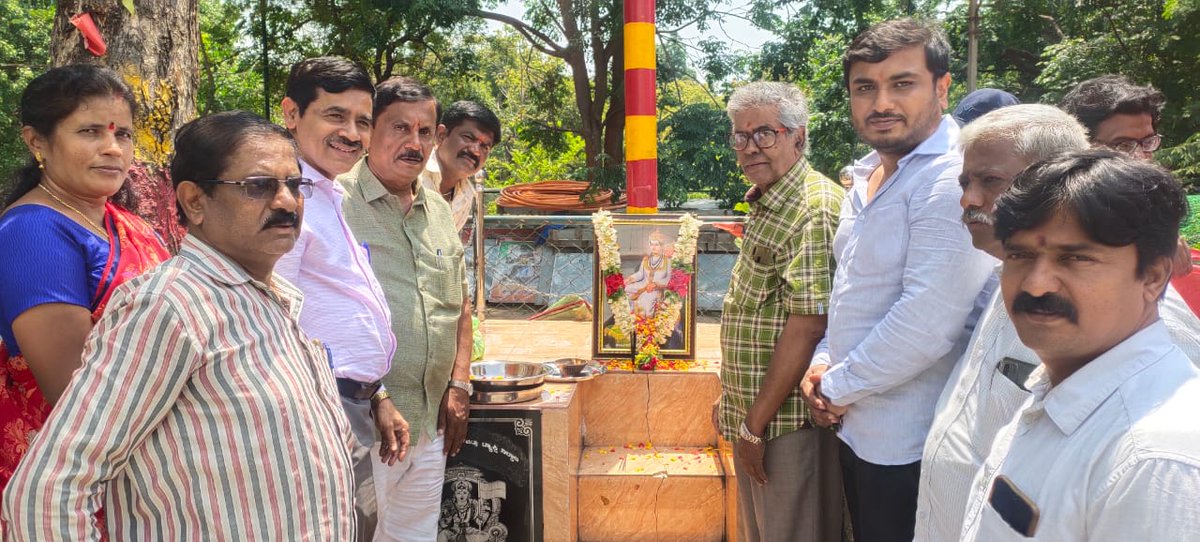 JagdishRChandra's tweet photo. ಪ್ರತಿ ಶುಕ್ರವಾರದಂತೆ @adamya_chetana ಸಂಸ್ಥೆಯ ಸಹಕಾರದೊಂದಿಗೆ ಟೀಂ ಜಿಹೆಚ್ಆರ್ ವತಿಯಿಂದ ರಾಜರಾಜೇಶ್ವರಿ ನಗರದ ಬಿಇಎಂಎಲ್ ಕಾಂಪ್ಲೆಕ್ಸ್ ಆಟೋ ಸ್ಟ್ಯಾಂಡ್ನಲ್ಲಿ ಇಂದು ಜಗಜ್ಯೋತಿ ಶ್ರೀ ಬಸವೇಶ್ವರರ ಜಯಂತಿ ಹಿನ್ನೆಲೆಯಲ್ಲಿ ಅನ್ನದಾಸೋಹದ ಮೂಲಕ ಗೌರವ ಸಮರ್ಪಿಸಲಾಯಿತು.
#AnnaDasoha https://t.co/SIKj8Qihpf