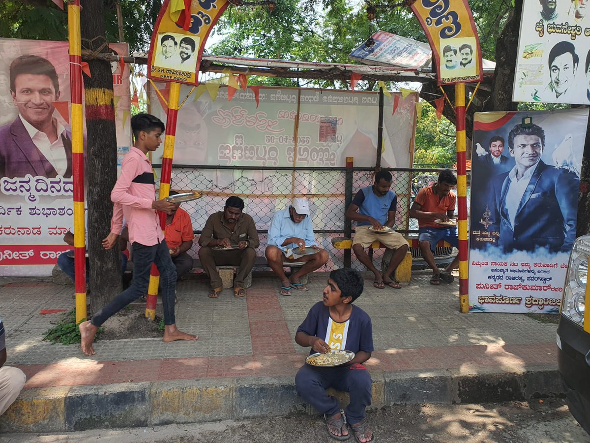 JagdishRChandra's tweet photo. ಪ್ರತಿ ಶುಕ್ರವಾರದಂತೆ @adamya_chetana ಸಂಸ್ಥೆಯ ಸಹಕಾರದೊಂದಿಗೆ ಟೀಂ ಜಿಹೆಚ್ಆರ್ ವತಿಯಿಂದ ರಾಜರಾಜೇಶ್ವರಿ ನಗರದ ಬಿಇಎಂಎಲ್ ಕಾಂಪ್ಲೆಕ್ಸ್ ಆಟೋ ಸ್ಟ್ಯಾಂಡ್ನಲ್ಲಿ ಇಂದು ಜಗಜ್ಯೋತಿ ಶ್ರೀ ಬಸವೇಶ್ವರರ ಜಯಂತಿ ಹಿನ್ನೆಲೆಯಲ್ಲಿ ಅನ್ನದಾಸೋಹದ ಮೂಲಕ ಗೌರವ ಸಮರ್ಪಿಸಲಾಯಿತು.
#AnnaDasoha https://t.co/SIKj8Qihpf