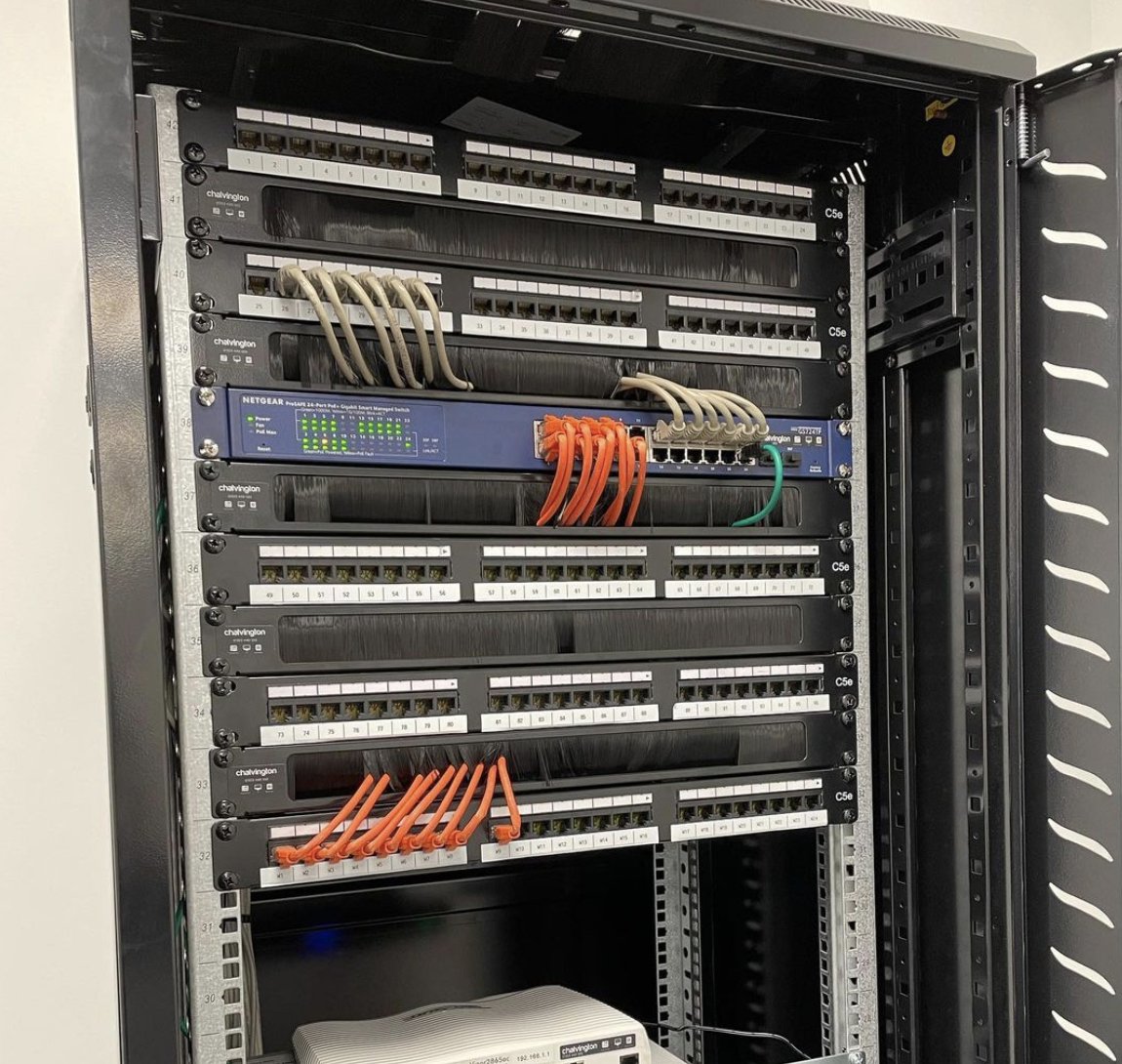 NETGEAR's tweet photo. Shout out to @commsengineer for choosing our Multi-Gig Ethernet Switch for this awesome setup!

How do our products improve your network? Share your story and tag us for a chance to be featured. https://t.co/u9eNPDSS6W
#NETGEARBusiness #MultiGigSwitch #Network #IT https://t.co/9PGXg15t8M