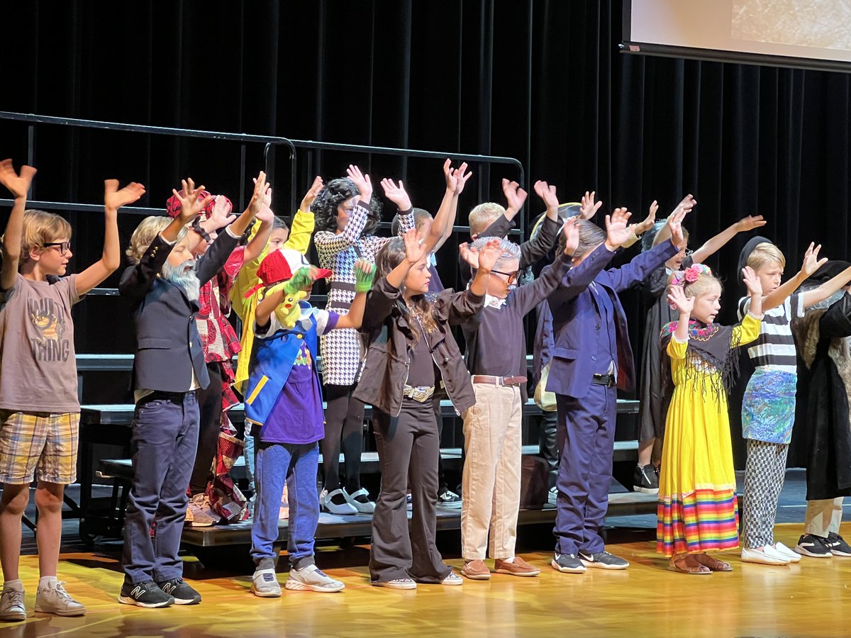 StEdsVero's tweet photo. Biography Day Performance
The second-grade students took to the stage to showcase biographies of famous people. Traditionally called 'Biography Day', this stepped-up version that includes some catchy songs is now a fantastic 'Biography Play'!
#HowSESLearns
https://t.co/5XJySWZkhd https://t.co/3Q3bpImtjH