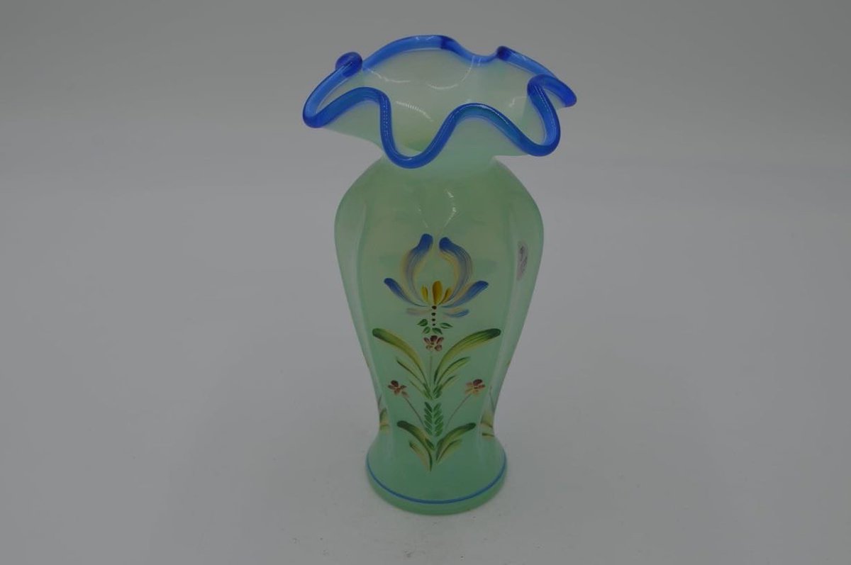 bid2buy's tweet photo. Lifetime Fenton Collection Online Auction.  Over 500 lots shipping available visit https://t.co/7zuG69xfPb #fenton #auction #glass #antiques https://t.co/xIFPvpKZfl
