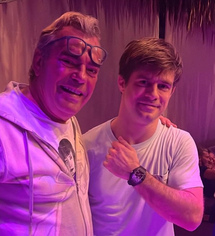 FranckMullerLab's tweet photo. Franck Muller, the founder of @FranckMuller, spotted with one of the anonymous owners of "The King" Tourbillon, ultra limited-edition.

#franckmuller #watch #reloj #regalo #フランクミュラー #法穆蘭 #法蘭克穆勒 #天文鐘錶 #ハイブランド #時計 #時計好きな人と繋がりたい #encrypto https://t.co/g4njKrpJ3b
