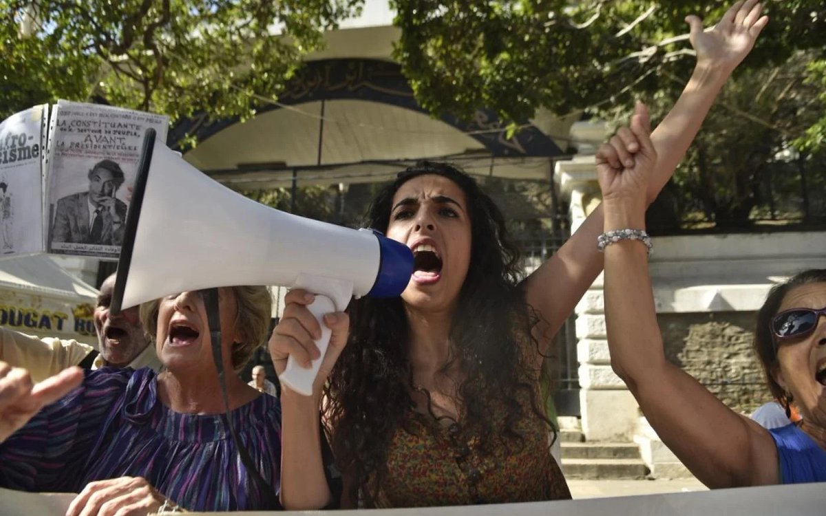 MiddleEastEyeFr's tweet photo. "Déposer plainte n’est pas si évident que ça en Algérie. Les femmes sont souvent dissuadées de le faire. La norme sociale dit que les femmes doivent pardonner et patienter pour leurs enfants" – Wiame Awres, militante féministe https://t.co/RUfPJaZF3w https://t.co/SpTs7aB7AD