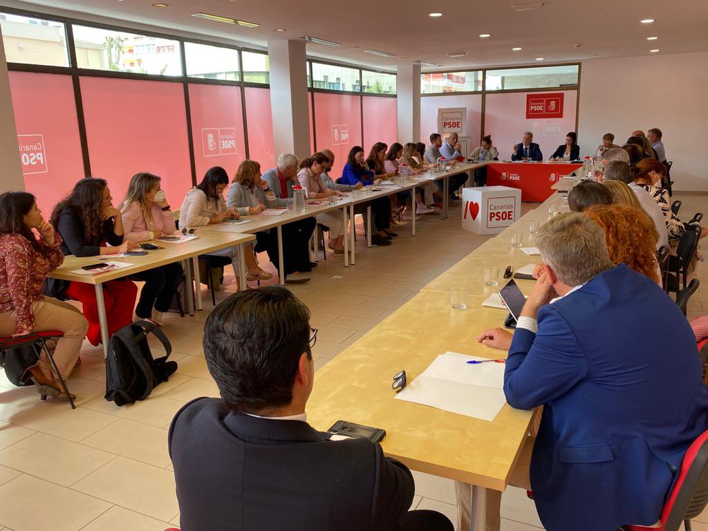 📸  Nuestros compañeros de <a href="/PSOEElHierro/">PSOE El Hierro</a> en la reunión de la Comisión Ejecutiva Regional <a href="/PSOECanarias/">PSOE Canarias</a> encabezada por nuestro Secretario General, Ángel Víctor Torres. <a href="/avtorresp/">Ángel Víctor Torres Pérez</a> 

📍 En la nueva sede socialista de LPGC. 

#CanariasAvanza
#ElHierroAvanza